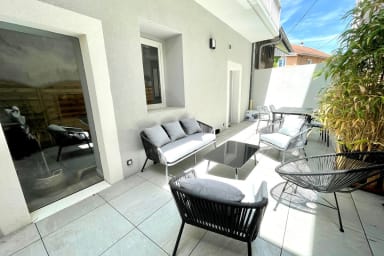 Grande terrasse de 25m2 avec salon de jardin, table et chaises, barbecue Weber