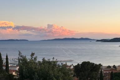 Vue sur le port du Lavandou et les îles d'or (Le Levant et Port-Cros)