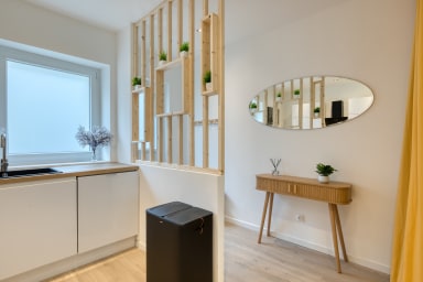 Cuisine ouverte sur séjour aménagée et équipée