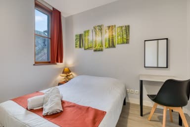 Chambre avec bureau