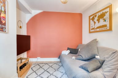 Chambre avec lit convertible et TV