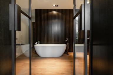 rental-family-prestigious-maison-lumea-paris-bathroom