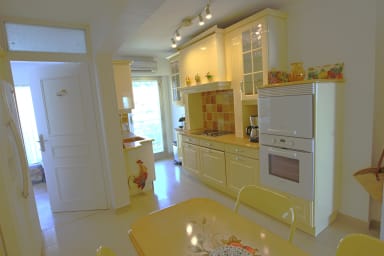 independant large kitchen with breakfast area