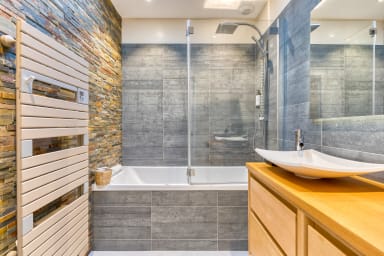 Salle de Bain avec baignoire
