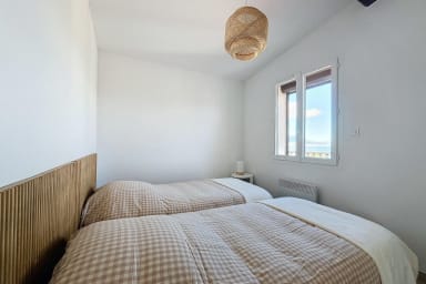 Bedroom with 2 single beds 90x190