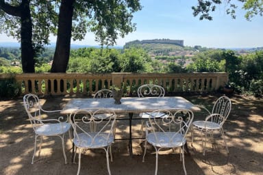 Terrasse avec vue sur le fort St André. 
