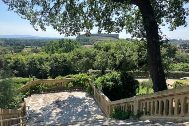Grand escalier vers la piscine et l’entrée de la propriété. 