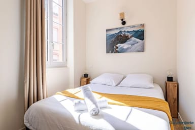 Chambre lumineuse avec lit double et penderie