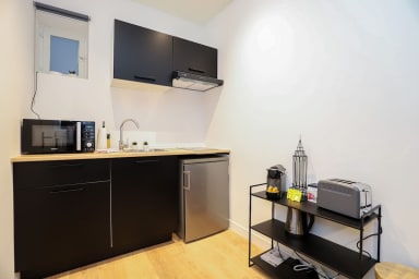 micro-ondes, cafetière, bouilloire, plaques vitrocéramique, réfrigérateur