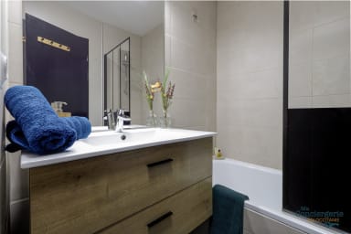 Salle de bain avec baignoire, wc, sèche cheveux