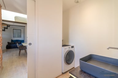 Machine à laver dans la salle de bain