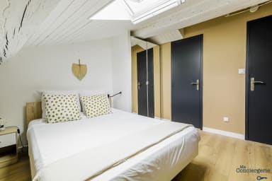 Chambre à coucher attenante à la salle de bain, avec rangement