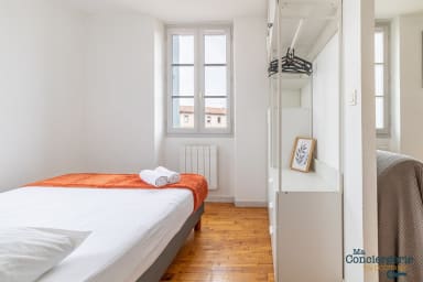 Chambre à coucher avec petite penderie