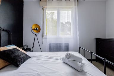 Une chambre avec lit 140cm et rangement