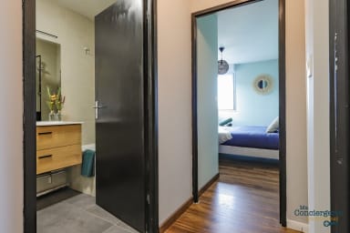 Couloir donnant sur le séjour, la salle de bain et la chambre