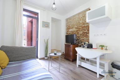 Espace de séjour avec coin salon, tv et coin repas