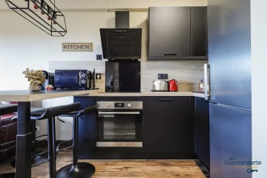 Cuisine équipée avec frigo, lave vaisselle, micro onde, bouilloire, four,...