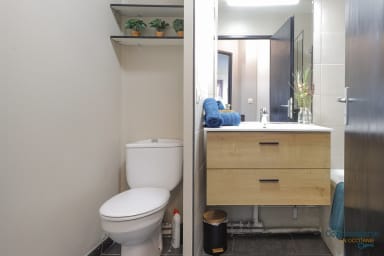 Salle de bain avec baignoire, wc et sèche cheveux