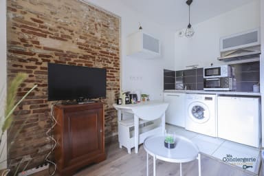 Cuisine équipée avec micro onde, grille pain, four, machine à café, machine à...