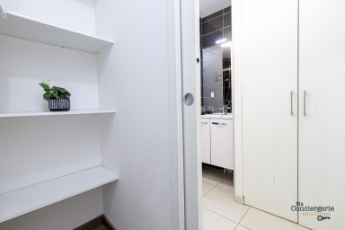 Couloir d'entrée avec espace de rangement et salle d'eau