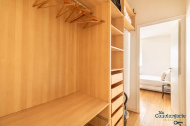 Dressing dans un couloir donnant vers la chambre