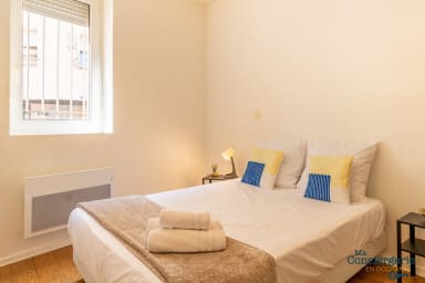 Chambre à coucher avec fenêtre donnant sur une petite rue