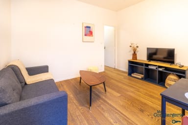 Espace séjour avec télévision et coin repas