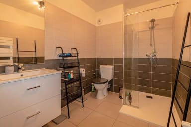 Une salle de bains spacieuse, moderne et bien aménagée pour une douche bien...