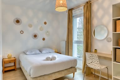Chambre avec bureau