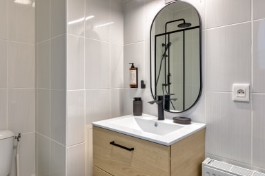 Salle de bain avec WC