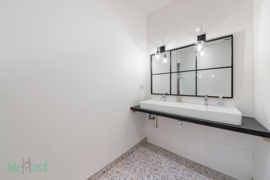 Salle de bain 1 avec baignoire