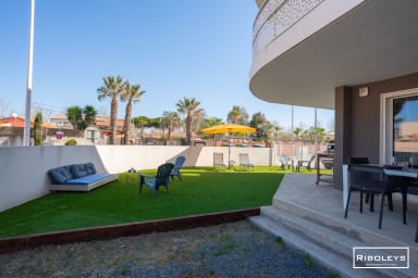 Extérieur avec jardin en pelouse synthétique, terrasse et parking