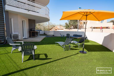 Grand jardin clôturée avec différents espaces de détente