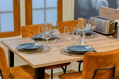 Table à manger et nécessaire de cuisine