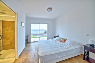 Chambre spacieuse avec salle de bain privative
