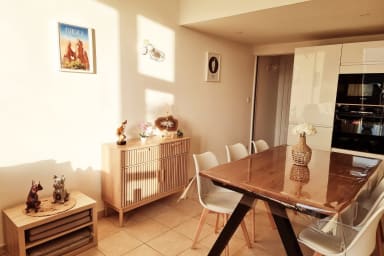 6-person dining area