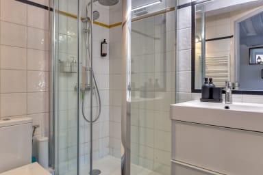 Salle de bain avec douche
