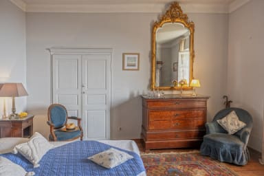 Spacious 30 m² room with a 160 cm bed and sea view