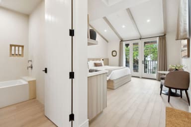 King-size bed & En-suite bathroom with a bathtub