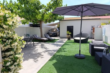 Grand jardin avec mobilier et place de stationnement