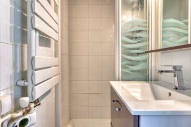 Salle de bain avec douche