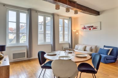 Table à manger et nécessaire de cuisine