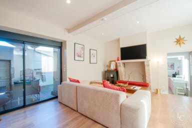 Salon lumineux avec TV (Disney+), enceinte Bluetooth, canapé confortable et...