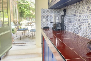 La cuisine s'ouvre sur la terrasse