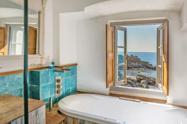 Salle de bain avec douche, baignoire balnéo et WC