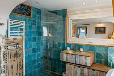 Salle de bain avec douche, baignoire balnéo et WC