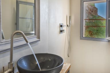 Chambre avec un lit 140 avec salle d'eau et WC