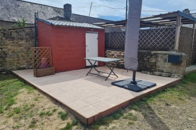 2023 : Le coin terrasse à été dallé.