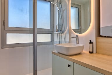 Salle de bain avec douche