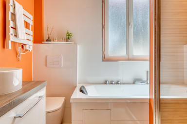 Salle de bain avec douche